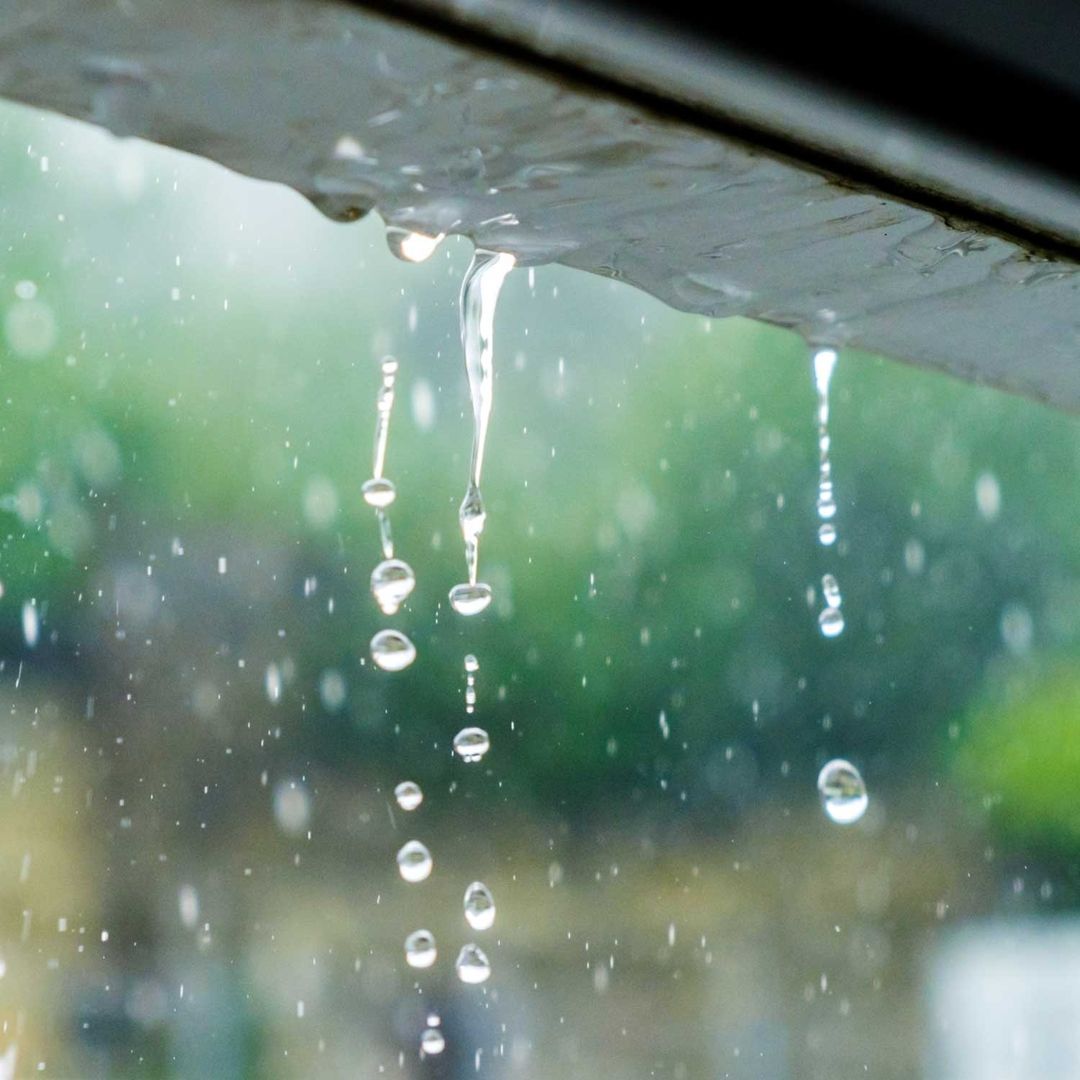 Regen läuft ein Dach gerunter